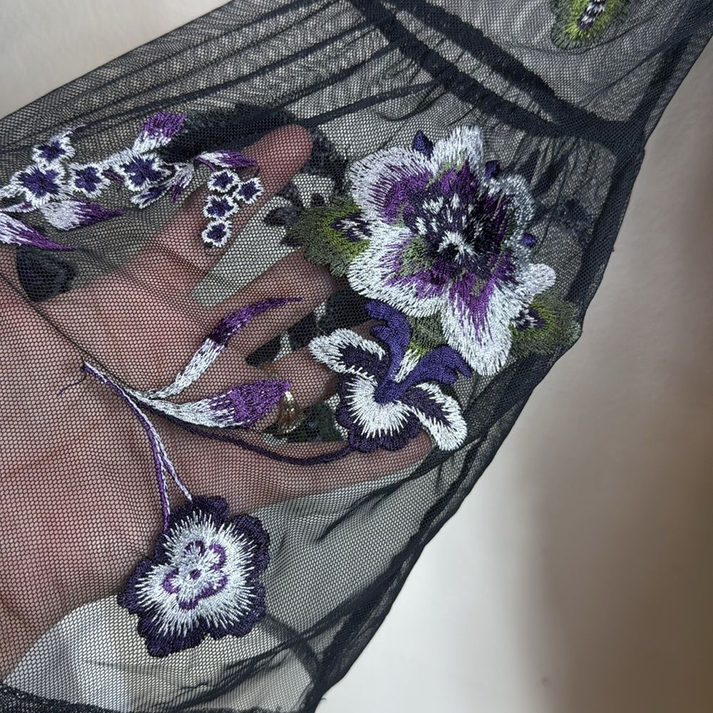 (T2) INC International Concepts Black PS top with floral embroidery, Y2K - Picture 6 of 13